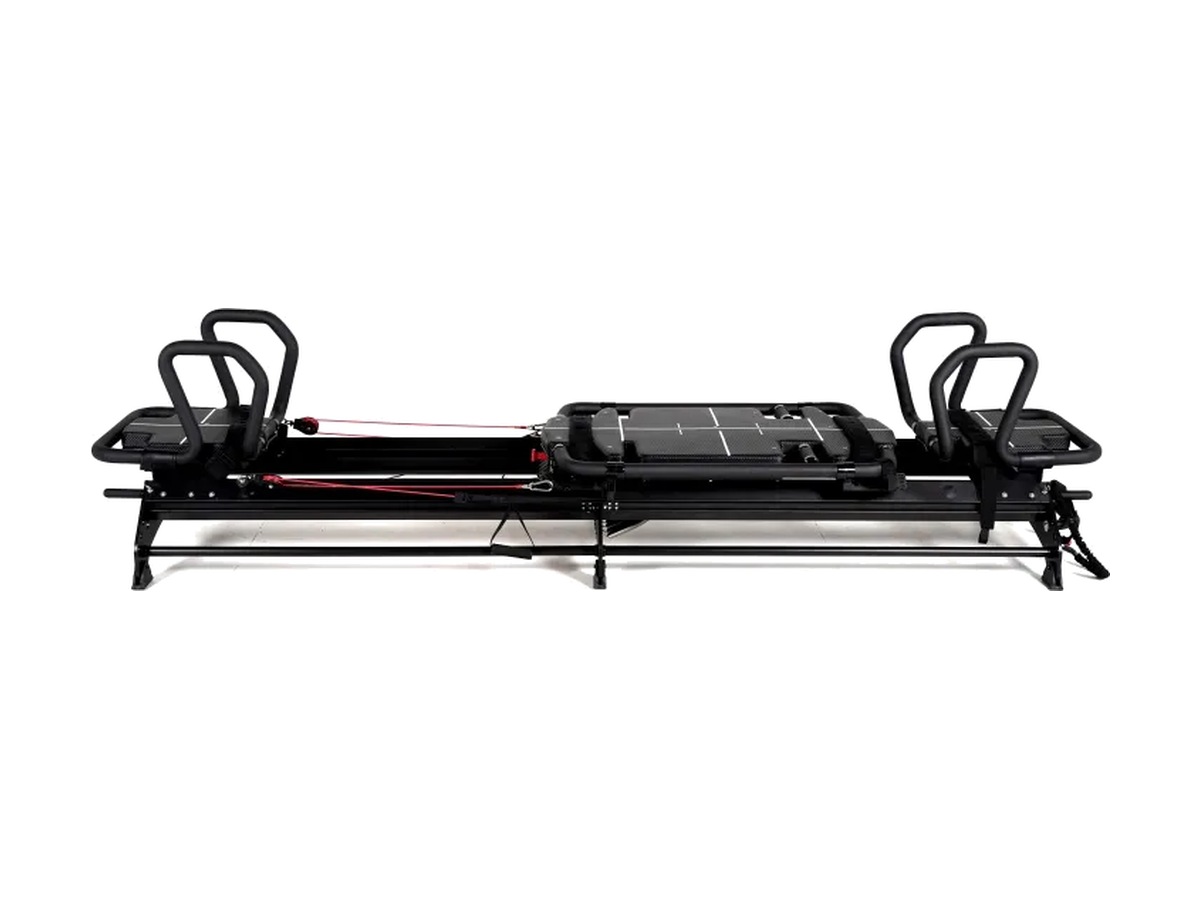 Máquina estilo Lagree EVO negra con plataforma central deslizante, asas laterales y cables rojos