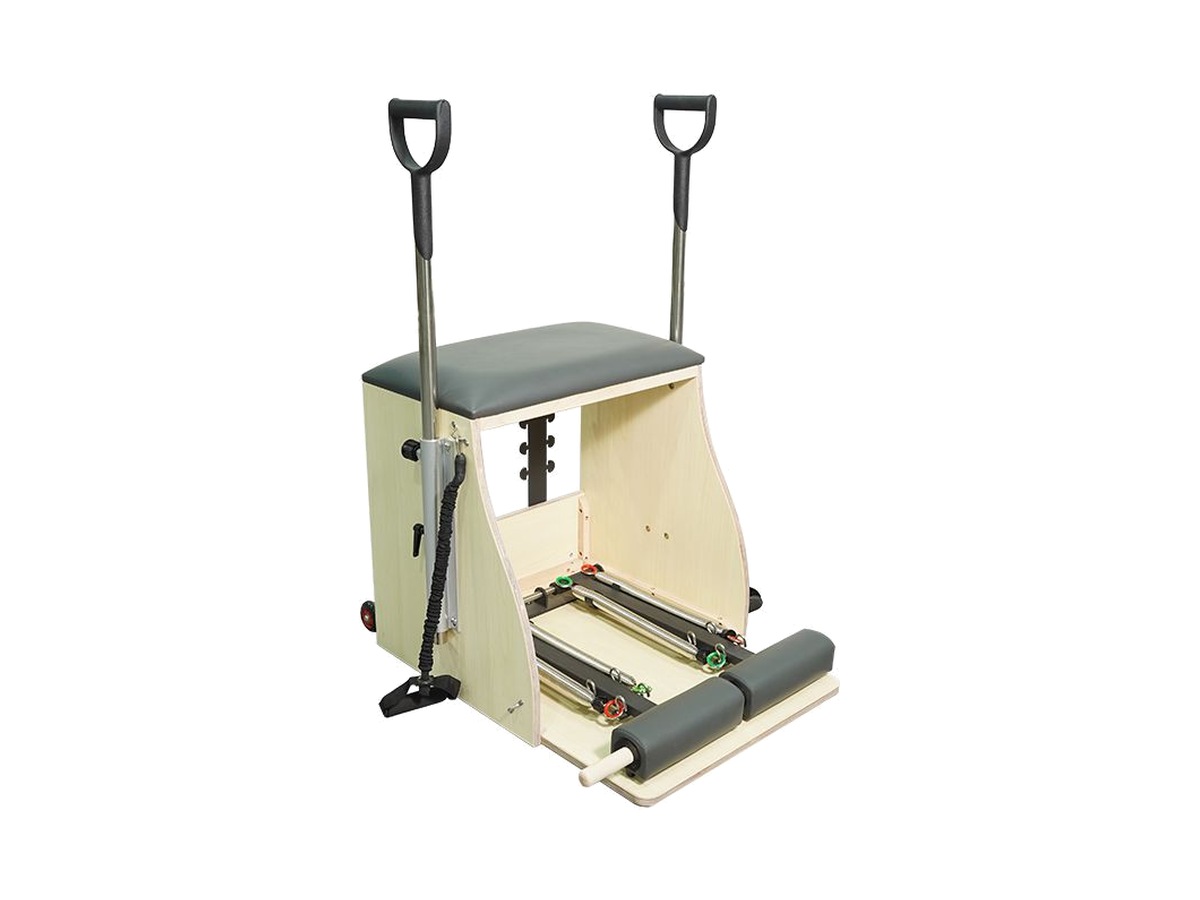 Wunda Chair de madera clara con asiento gris, asas laterales y pedal con muelles