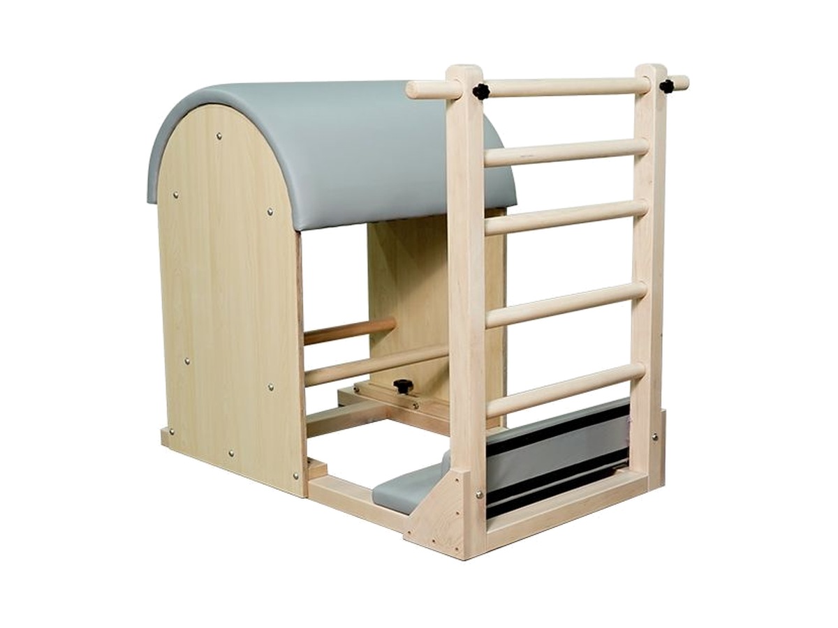 Ladder Barrel de madera clara con barril tapizado gris y escalera lateral